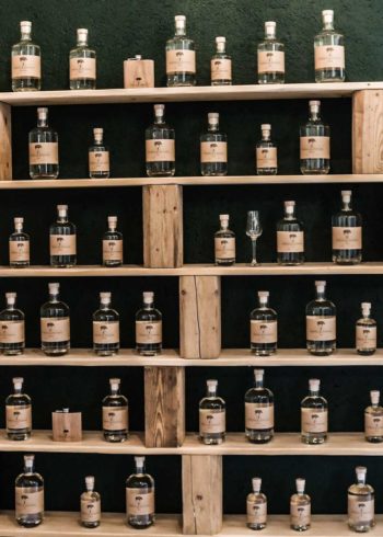 distillerie porrentruy bouteille sur étagères