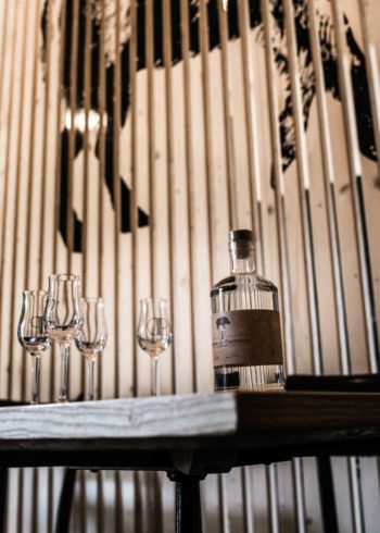 distillerie porrentruy bouteille et verres sous sanglier